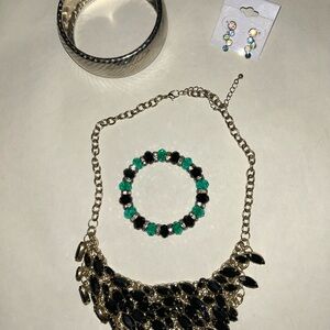 Amazing statement necklace, mid century Bangle w/ Fancy crystal posts 😍